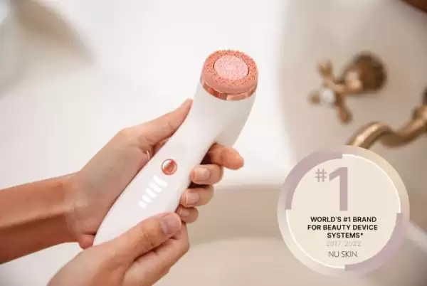Noul dispozitiv ageLOC LumiSpa iO  NU SKIN - Ten normal și mixt Roz